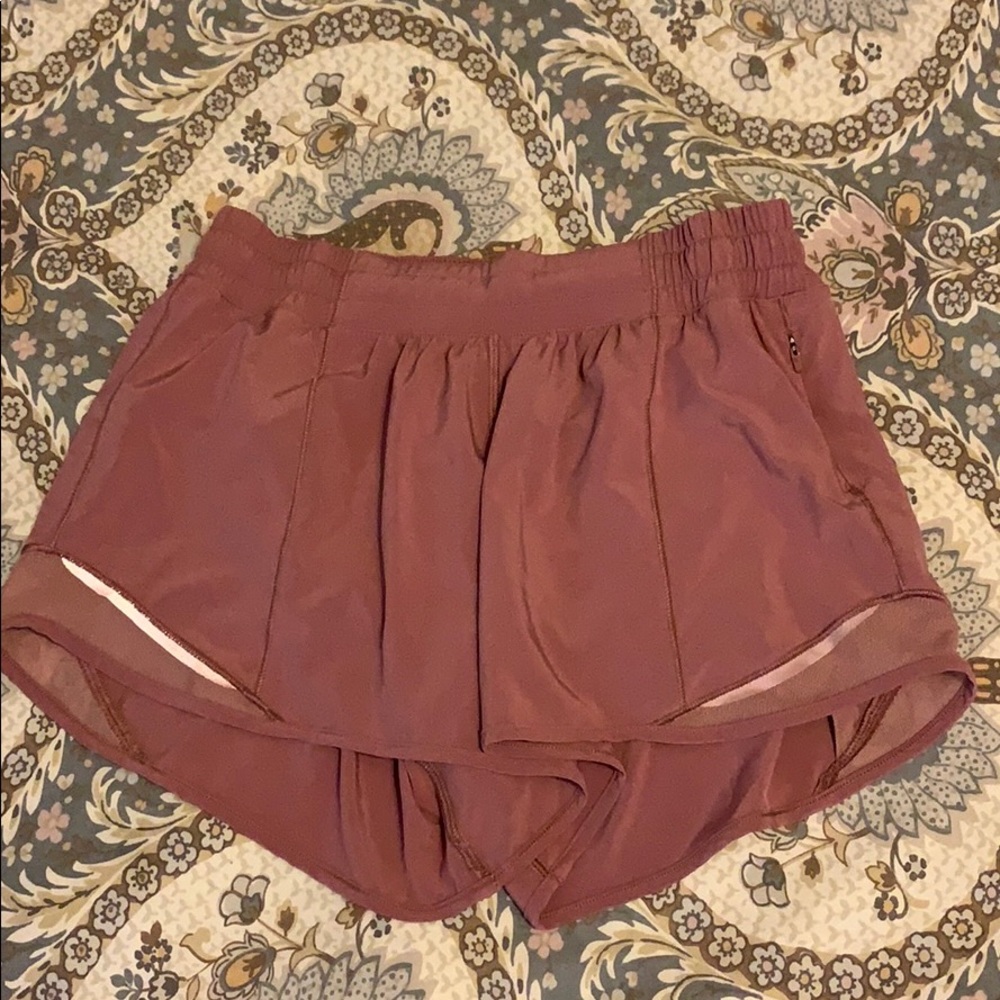 Brand new Lulu Hotty Hot short 2.5”